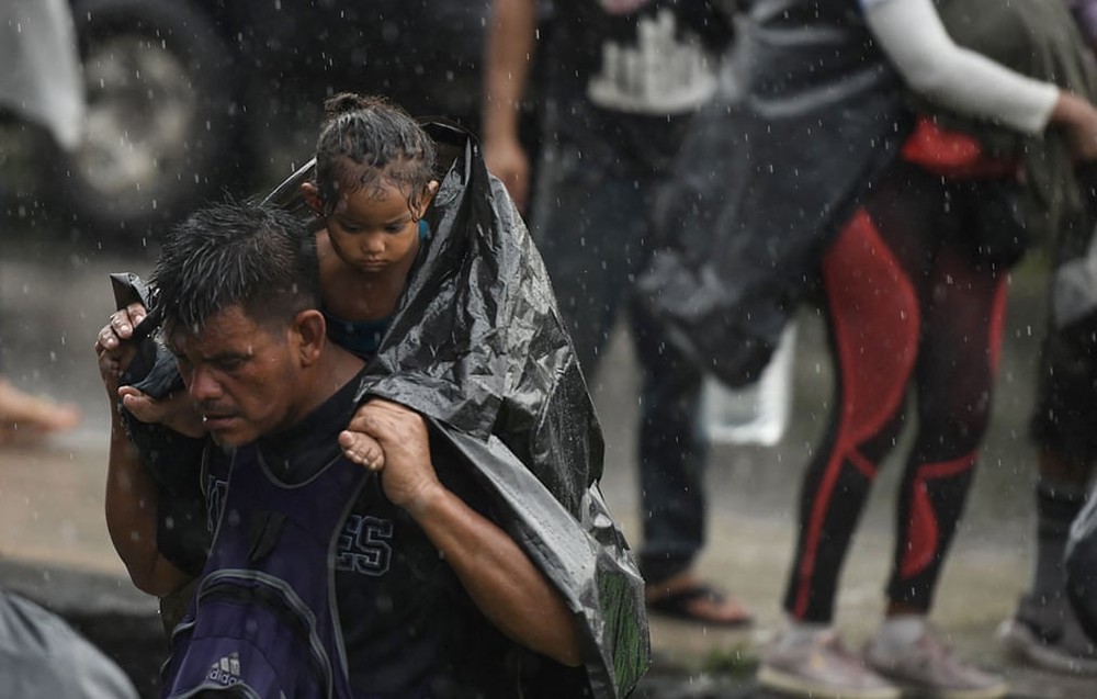 24h qua ảnh: Người di cư cõng con nhỏ dưới mưa trên đường tới Mỹ - Ảnh 3.