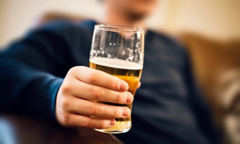 Say rượu ‘quật ngã’ nhiều nam giới: Bác sĩ chỉ cách giải rượu an toàn nhất - Ảnh 1.