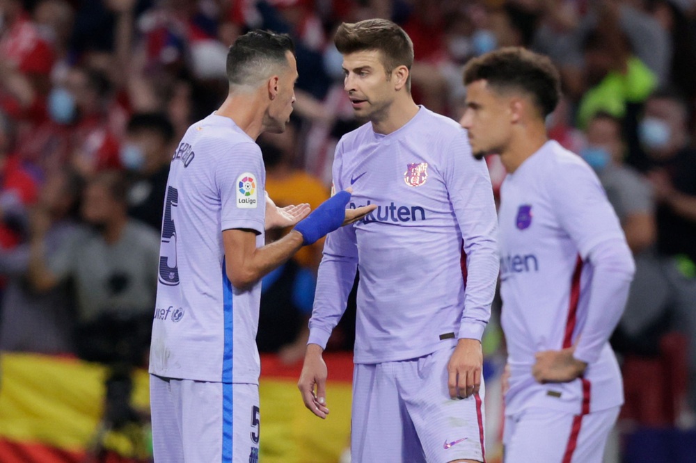 Bị đối thủ lùa như lùa vịt và ghi bàn, hai công thần Barca cãi nhau nảy lửa ngay trên sân - Ảnh 3. Bị đối thủ lùa như lùa vịt và ghi bàn, hai công thần Barca cãi nhau nảy lửa ngay trên sân - Ảnh 3.