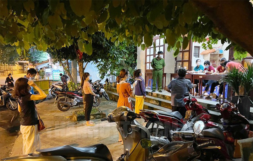 TP.HCM: Danh sách hỗ trợ Covid-19 ở một phường có hàng trăm người 120 tuổi? - Ảnh 1.