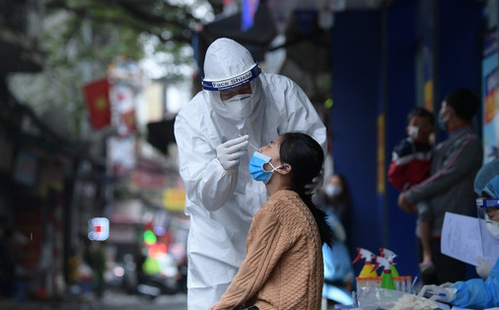 Hà Nội: Lấy mẫu xét nghiệm cho tiểu thương và người dân chợ Khương Đình sau ca dương tính SARS-CoV-2