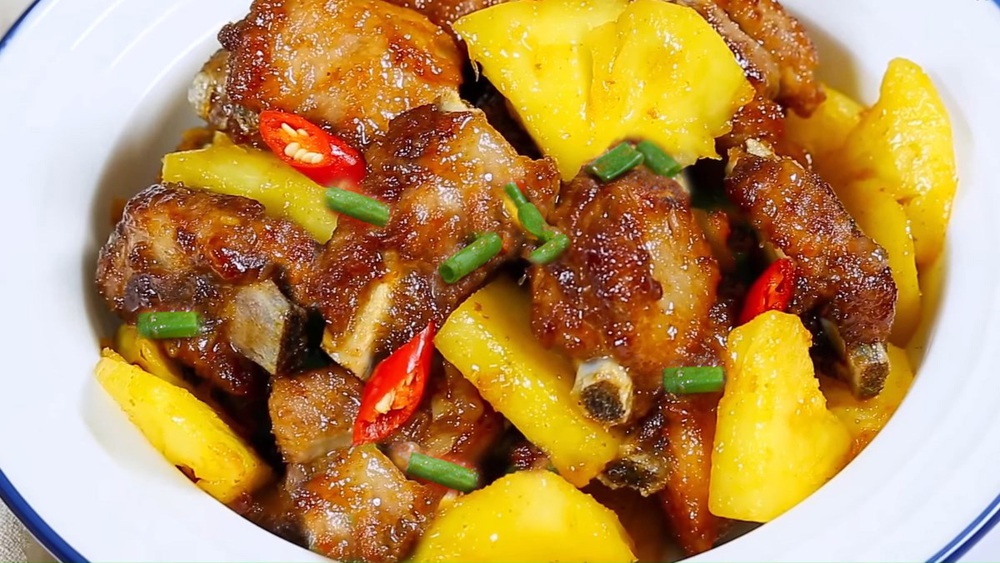 Cách làm sườn rim chua ngọt với dứa đơn giản mà ngon - Ảnh 1.