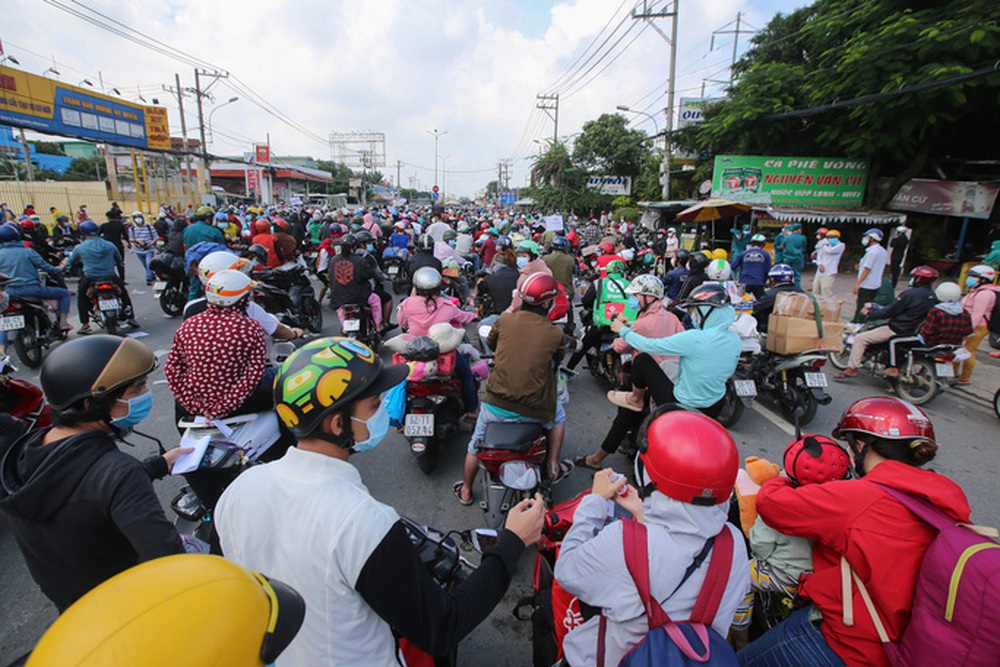 Hàng chục ngàn người đi xe máy về quê: F0 xuất hiện ở nhiều tỉnh, lãnh đạo ngỡ ngàng, không ngờ người về đông thế - Ảnh 4.