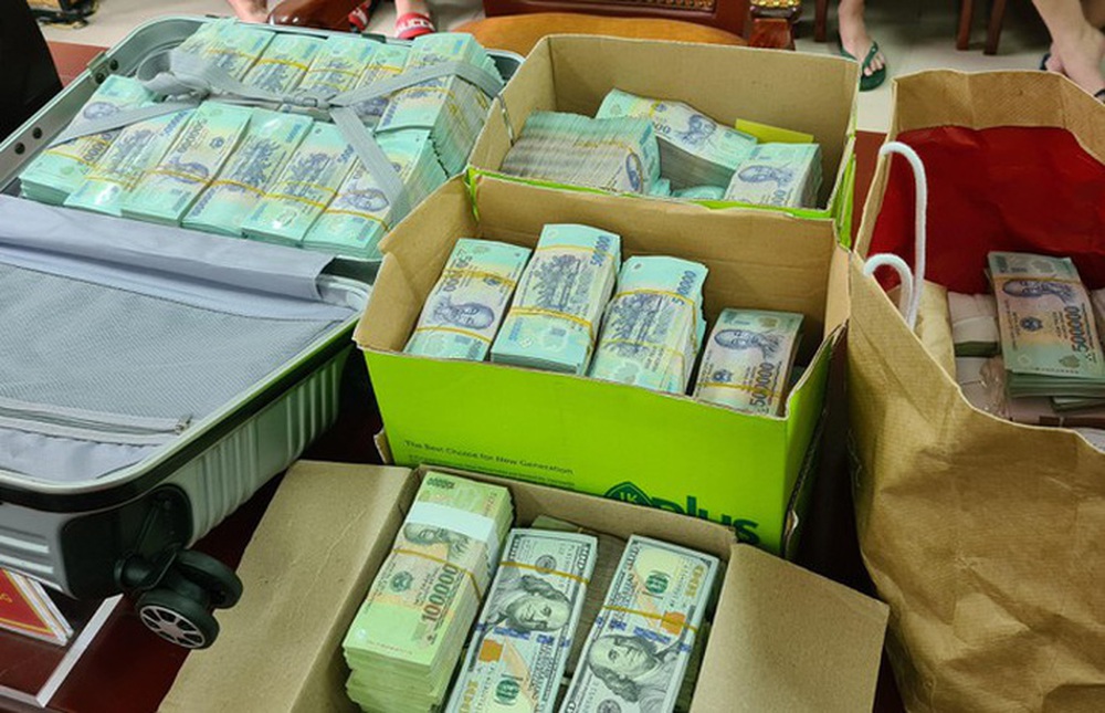 Cận cảnh hàng chục xe sang cùng lượng tiền mặt khủng vừa bị thu giữ trong đường dây đánh bạc ở Hà Nội - Ảnh 3.