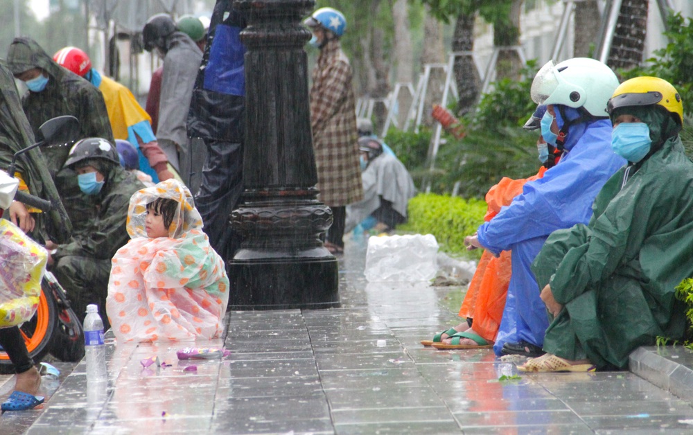 Trời mưa tầm tã, cả nghìn người dân vẫn ùn ùn chạy xe máy về quê tránh dịch Covid-19 - Ảnh 4.