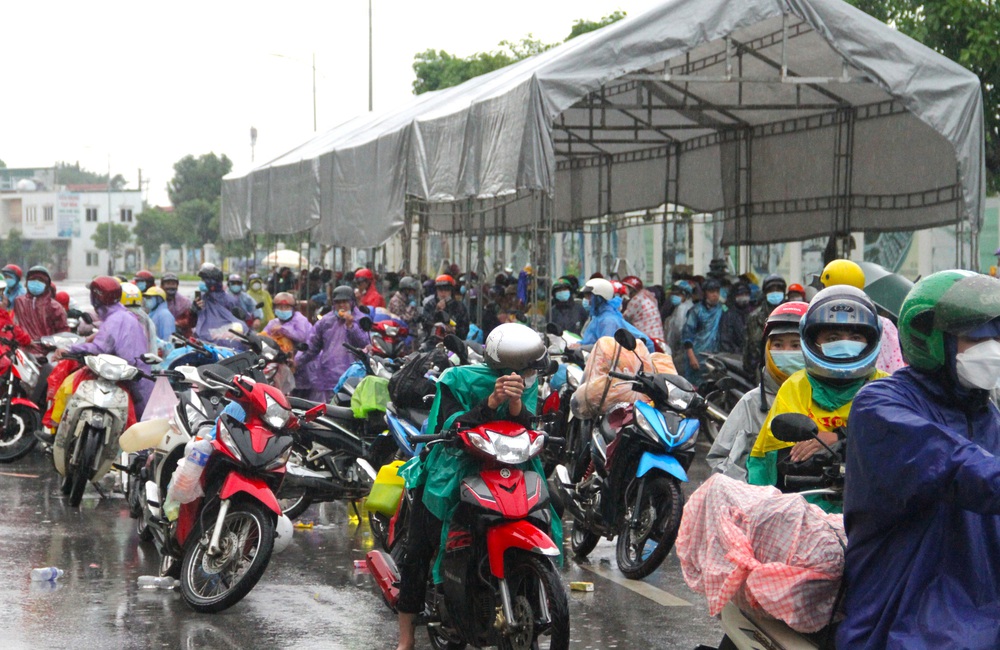 Trời mưa tầm tã, cả nghìn người dân vẫn ùn ùn chạy xe máy về quê tránh dịch Covid-19 - Ảnh 2.