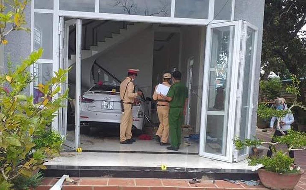 Hiện trường nữ tài xế lái ô tô lao vào tận phòng khách nhà dân, một người bị thương nặng
