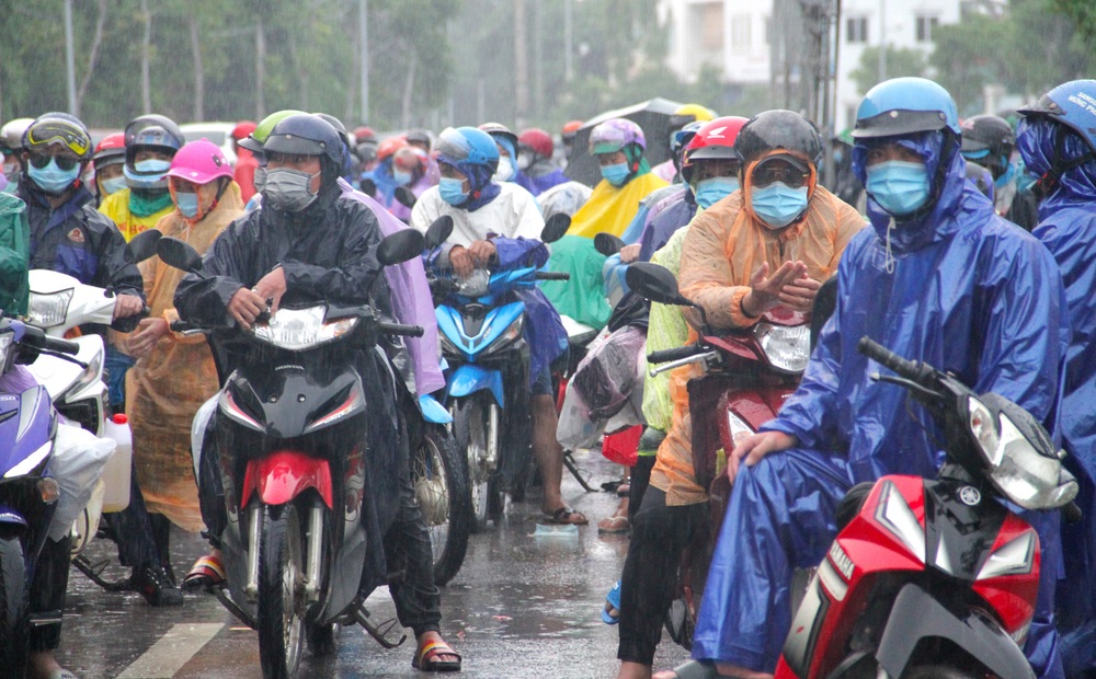 Trời mưa tầm tã, cả nghìn người dân vẫn ùn ùn chạy xe máy về quê tránh dịch Covid-19