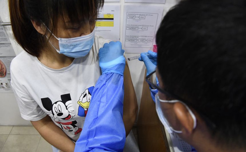 Tiêm đầy đủ vắc xin Mỹ, dân Singapore lũ lượt kéo tới phòng khám xin tiêm thêm Sinopharm vì một lợi ích không ngờ