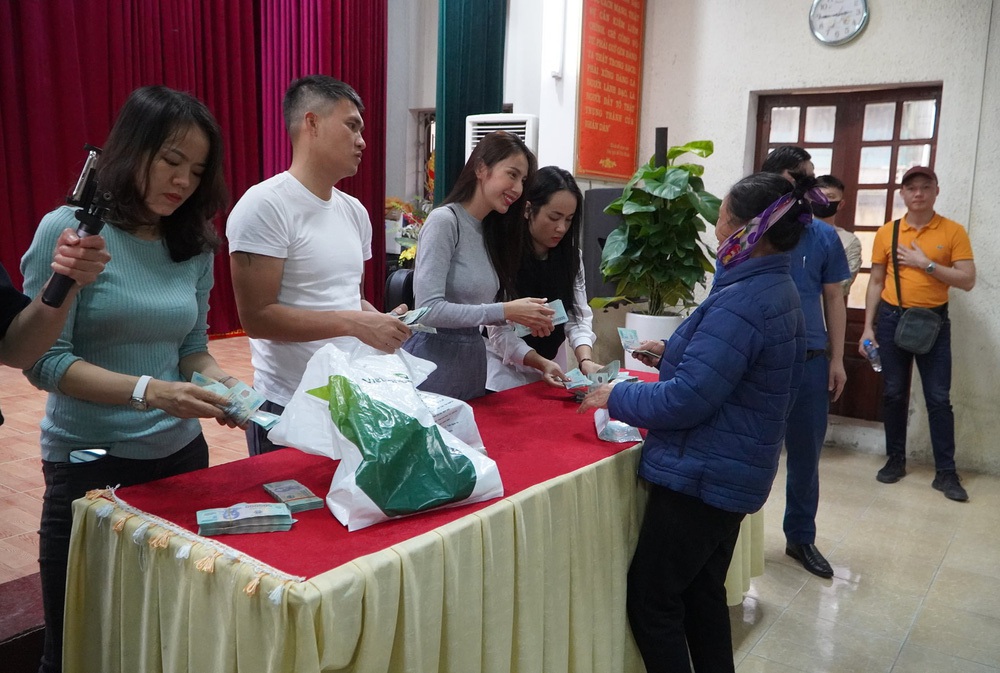 Bộ Công an đề nghị 2 huyện ở Nghệ An cung cấp thông tin về việc cứu trợ lũ lụt của ca sỹ Thủy Tiên - Ảnh 1.
