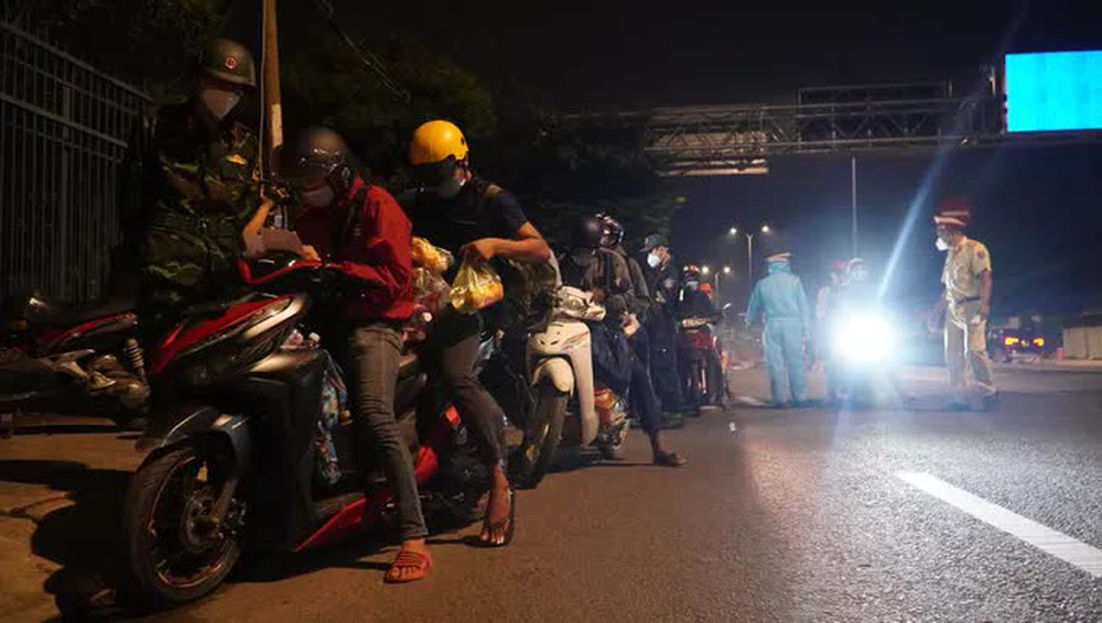 Cụ bà 76 tuổi đi bộ về An Giang được CSGT giúp đỡ - Ảnh 4. Cụ bà 76 tuổi đi bộ về An Giang được CSGT giúp đỡ - Ảnh 4.