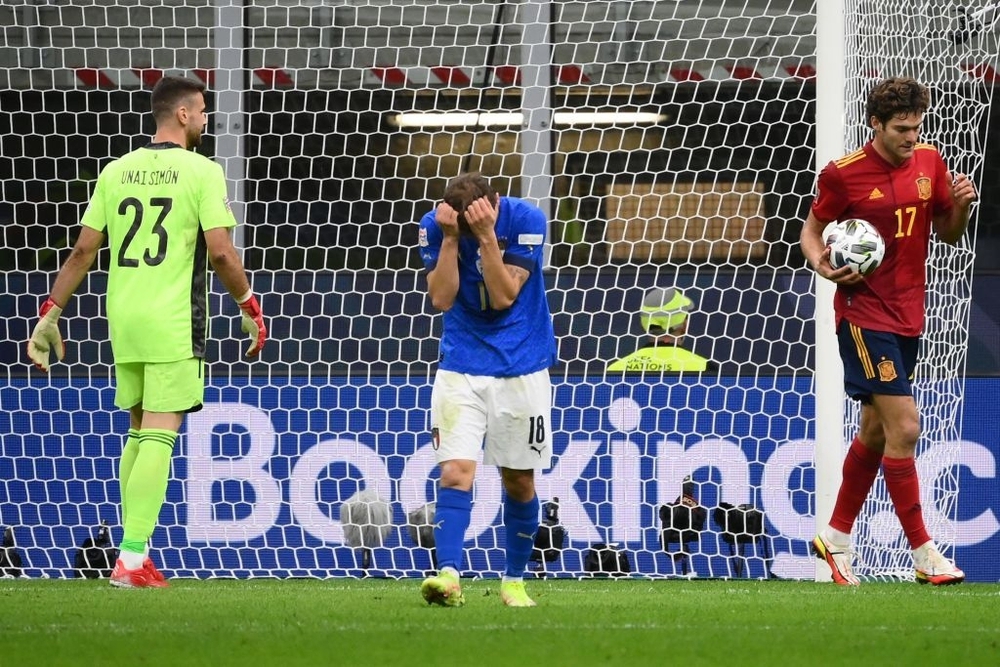 Bonucci chơi xấu ăn thẻ đỏ, Italy thua TBN ở bán kết Nations League - Ảnh 6.