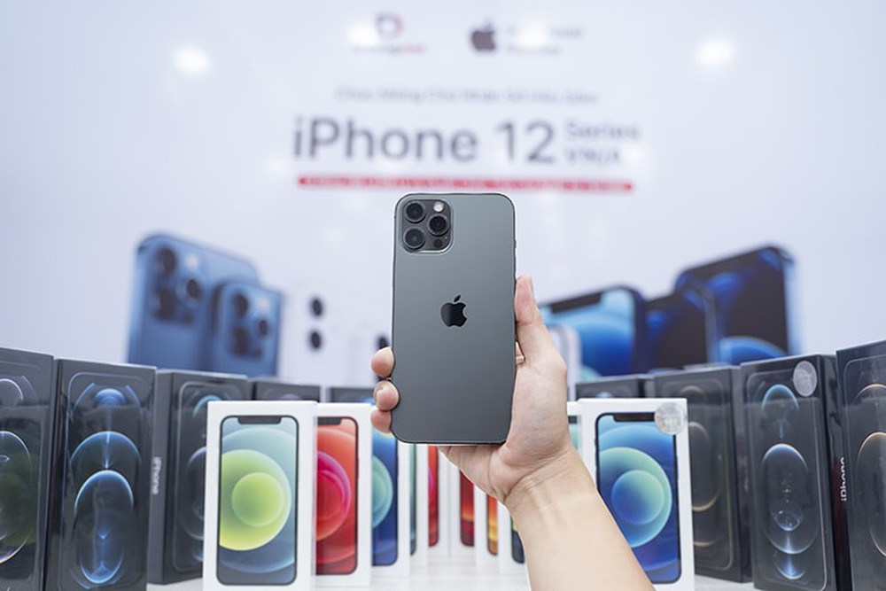 iPhone 12 và iPhone 12 Pro Max hạ giá sốc, trước thềm iPhone 13 mở bán - Ảnh 1.