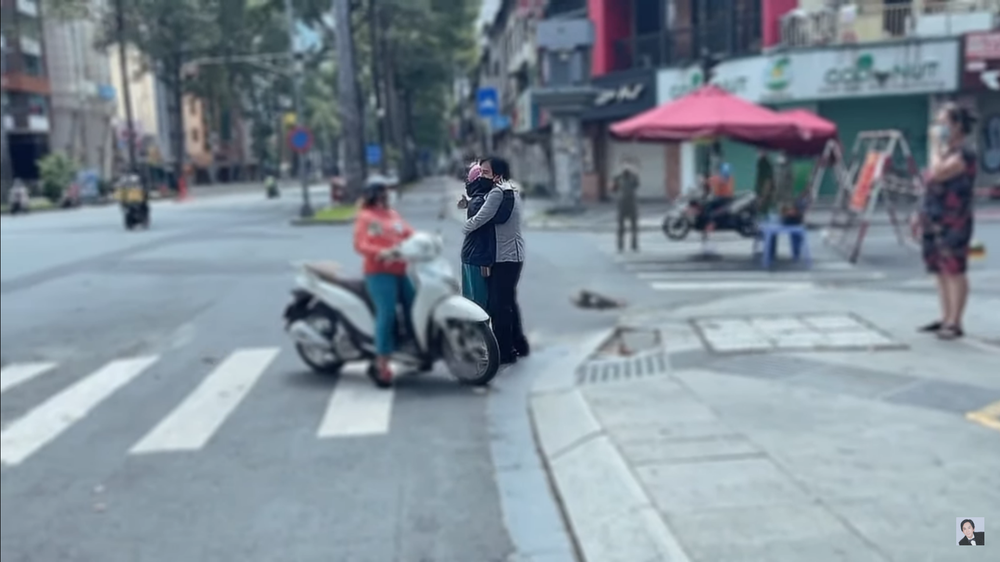 Kim Tử Long rưng rưng khi thăm nghệ sĩ Hoài Linh: Tôi thương anh quá! - Ảnh 4. Kim Tử Long rưng rưng khi thăm nghệ sĩ Hoài Linh: Tôi thương anh quá! - Ảnh 4.