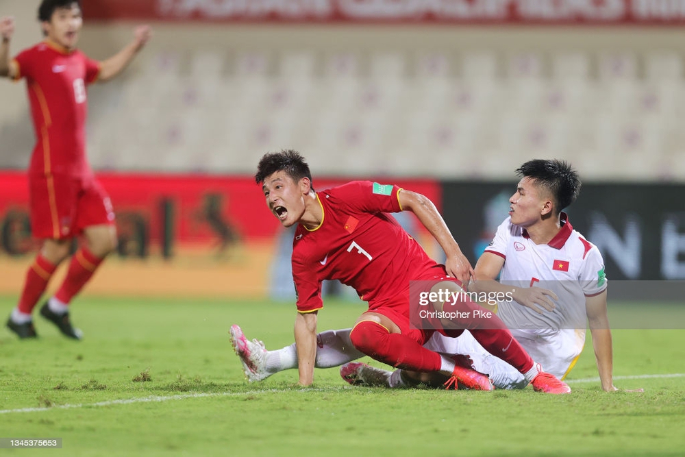 NÓNG: HLV Park Hang-seo loại hậu vệ mắc lỗi trước Trung Quốc khỏi danh sách tuyển Việt Nam - Ảnh 1.