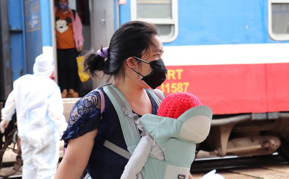 Chùm ảnh: Chuyến tàu "đặc biệt" đưa 700 công dân Quảng Bình hồi hương