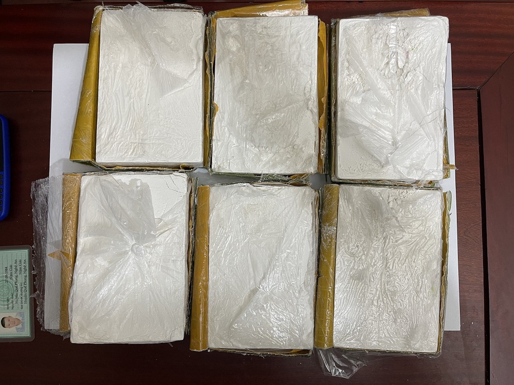 Mang 6 bánh heroin đi xe khách ra Hà Nội giao hàng thì bị bắt - Ảnh 2.