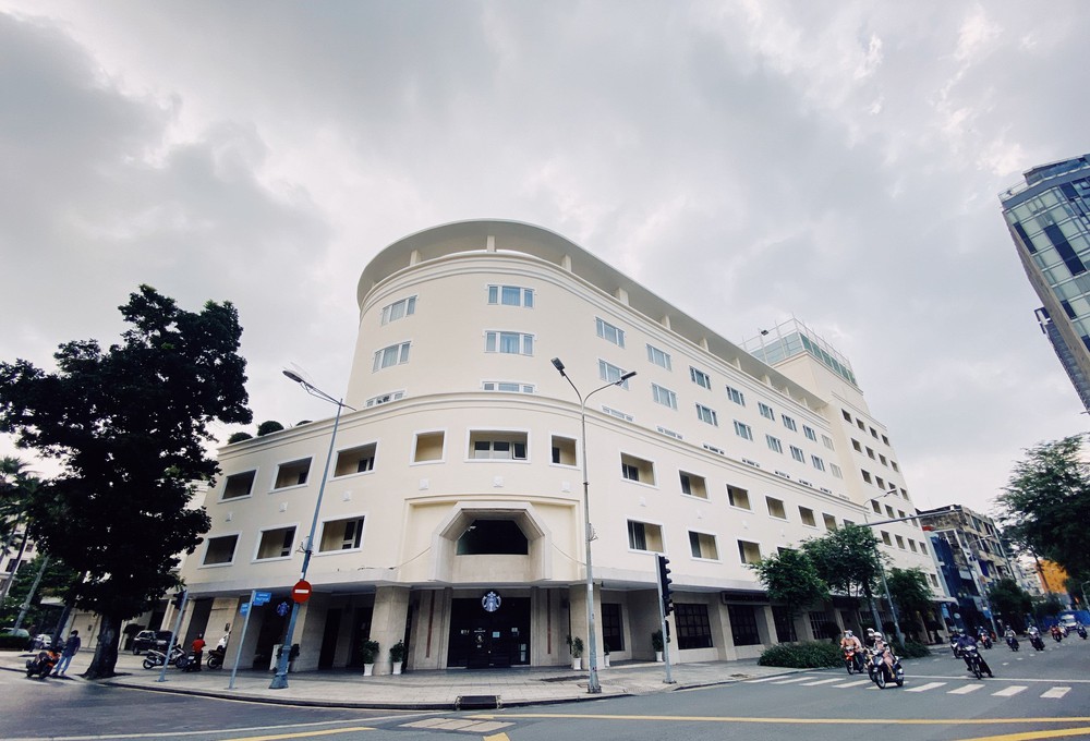 Starbucks, Trung Nguyên, The Coffee House rời đất vàng: Ai rồi cũng xuống đường bán dạo - Ảnh 1.