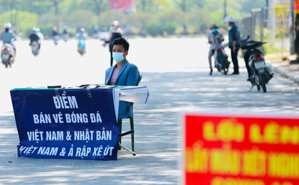 Dân 'phe' kê bàn bán vé ngay sân Mỹ Đình vẫn vắng người mua
