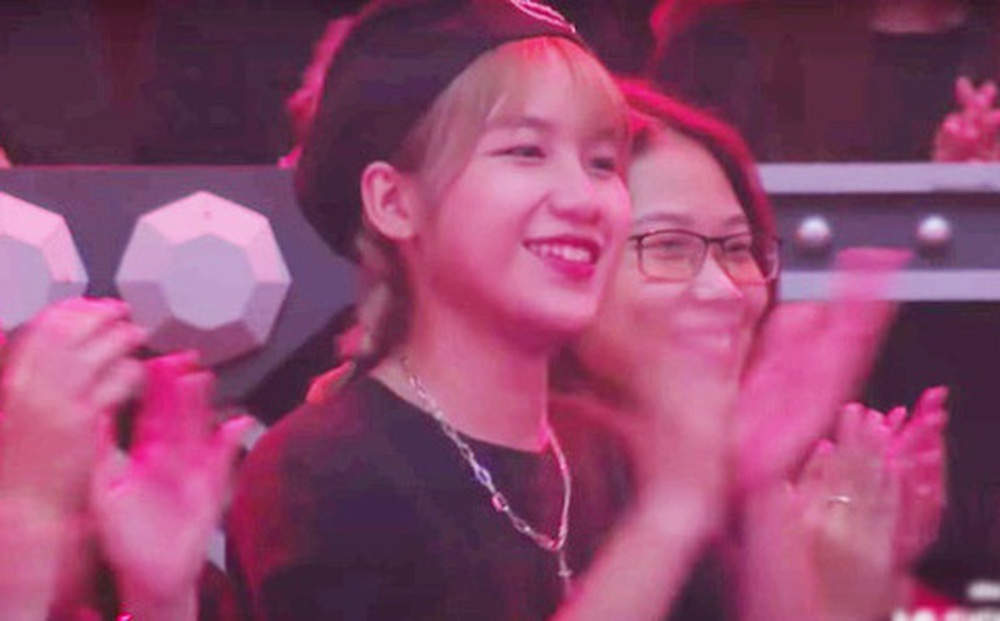 Cô gái tóc vàng sở hữu nụ cười "gây sốt" ở hàng ghế khán giả Rap Việt