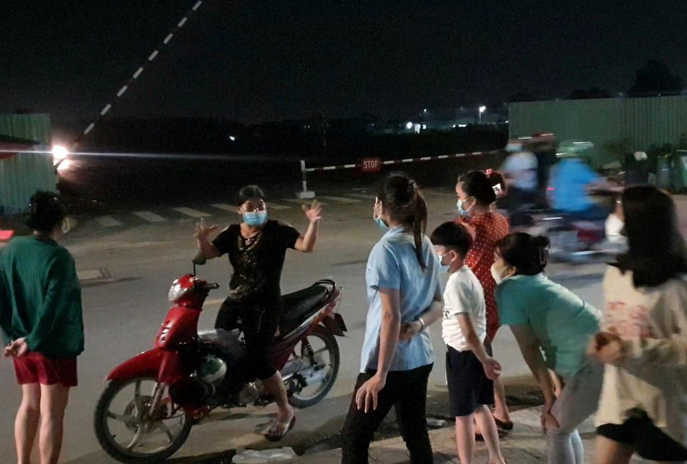 Nóng: Phát hiện thi thể nữ giới đang phân hủy bị giấu trong bãi cỏ  - Ảnh 2.