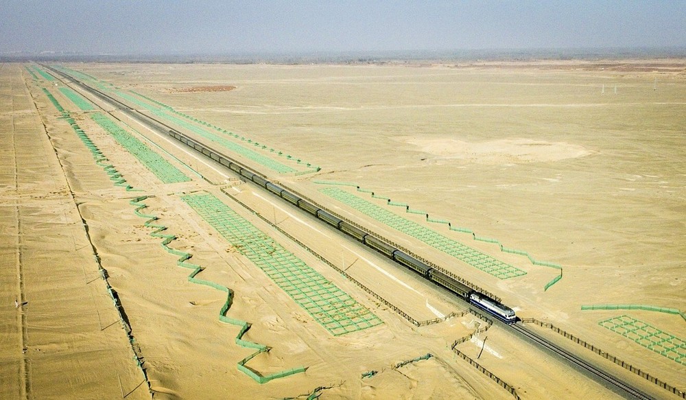 Xây đường sắt giữa sa mạc, Trung Quốc gặp hàng loạt sự cố, méo mặt đổ thêm cả đống tiền - Ảnh 1.