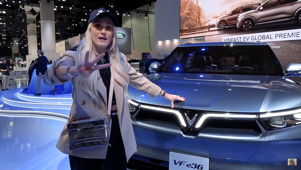 Sờ nắn xe điện VinFast, Youtuber về xe nổi tiếng nhất thế giới thán phục 6 điểm - Ảnh 2.