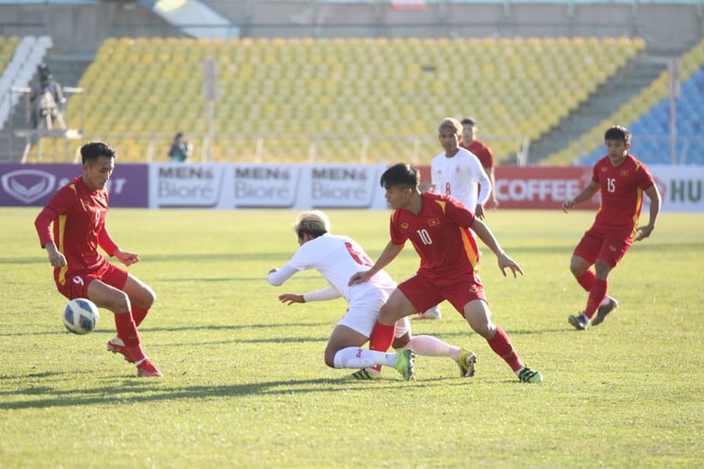 Trình diễn đặc sản Võ League, U23 Việt Nam may mắn thoát thẻ đỏ để đoạt vé bằng ngôi đầu - Ảnh 3.