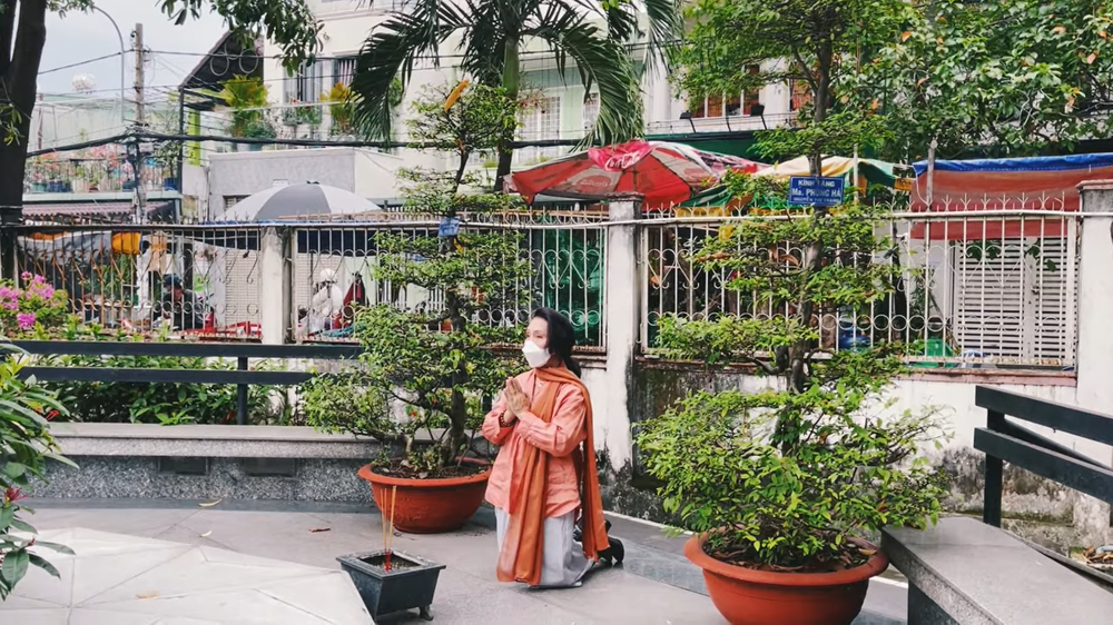 Bạch Tuyết đứng trước mộ Thanh Nga: Em không biết đó là câu nói cho định mệnh cuộc đời chị - Ảnh 1. Bạch Tuyết đứng trước mộ Thanh Nga: Em không biết đó là câu nói cho định mệnh cuộc đời chị - Ảnh 1.
