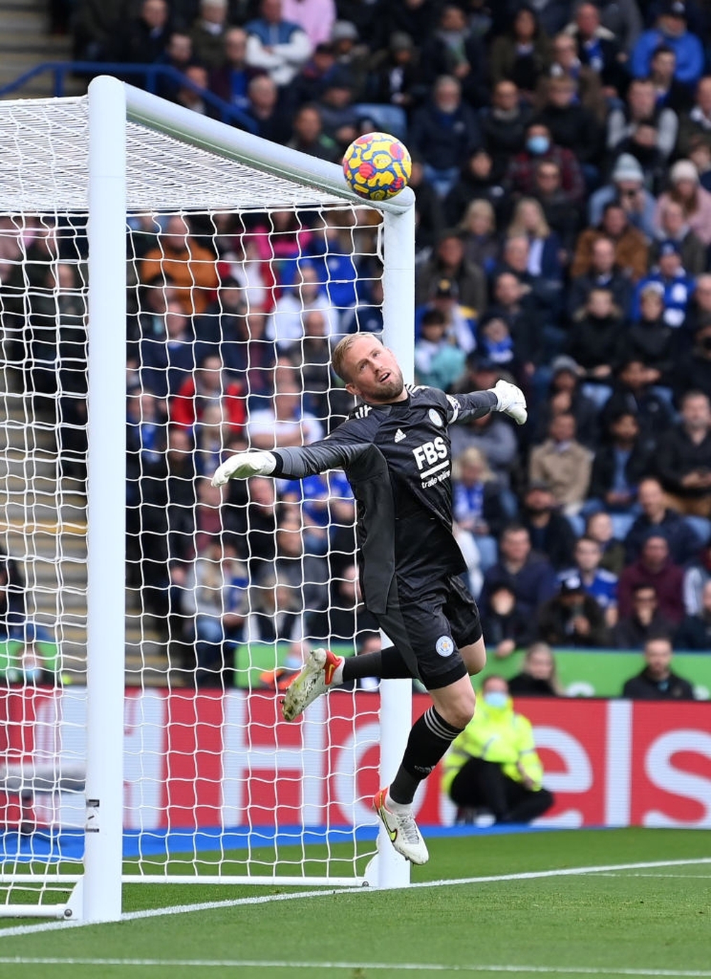 Chelsea bắn tan hoang 'Hang Cáo', tiếp tục bay cao trên ngôi đầu Ngoại hạng Anh