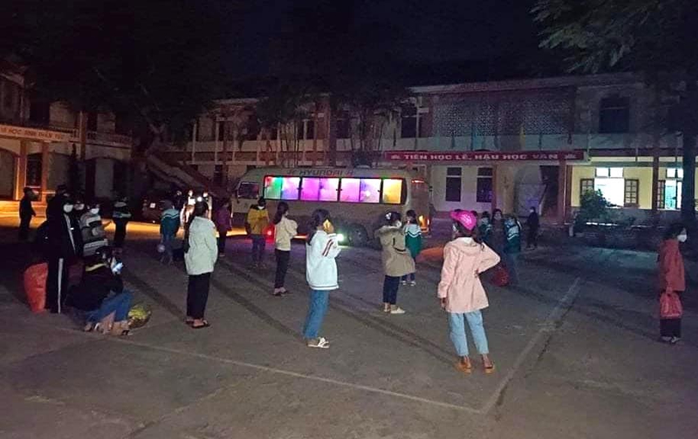 Hơn 500 học sinh và giáo viên là F1, F2 vì bà bán tạp hóa cổng trường nhiễm Covid-19 - Ảnh 1.