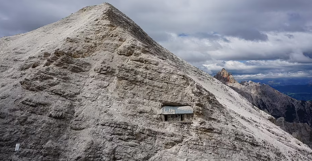 Căn nhà cổ độc đáo ẩn mình trong một ngọn núi - Ảnh 1.