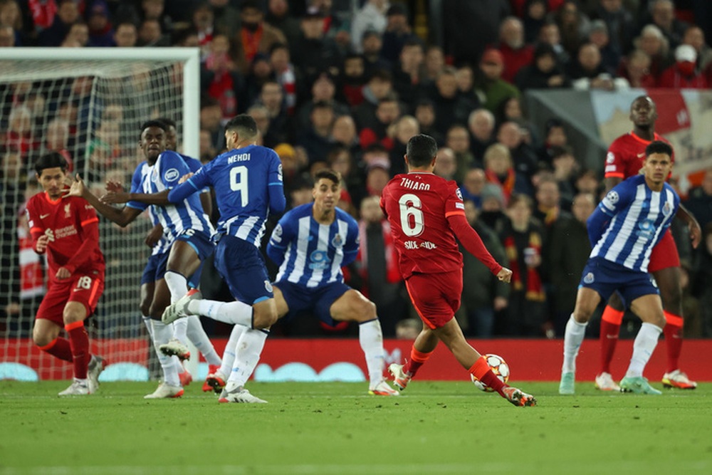 Thiago ghi siêu phẩm sút xa khó tin, Liverpool nối dài mạch toàn thắng ở Champions League - Ảnh 9.