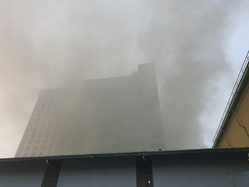 Quán Canalis Club ở trung tâm TP.HCM cháy dữ dội, khói đen bốc cao hàng chục mét - Ảnh 1.