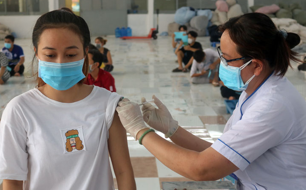Vụ 2 học sinh sốc phản vệ nặng sau tiêm vaccine COVID ở Bắc Giang: Vì sao không dừng tiêm?