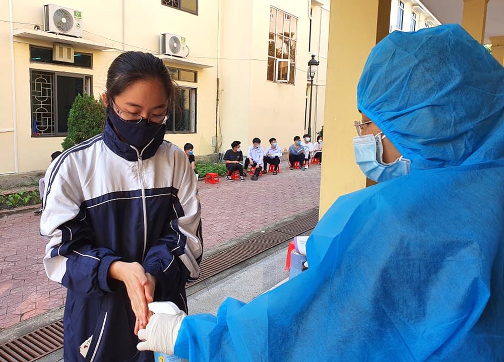 Học sinh lớp 12 ở Nghệ An bắt đầu được tiêm vắc xin Covid-19 - Ảnh 2. Học sinh lớp 12 ở Nghệ An bắt đầu được tiêm vắc xin Covid-19 - Ảnh 2.