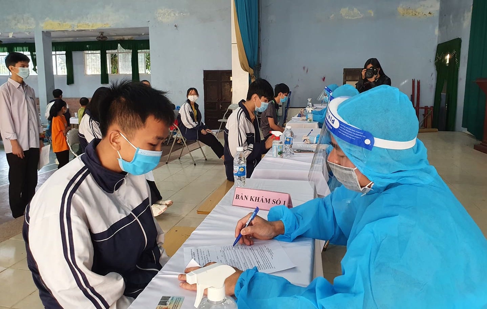 Học sinh lớp 12 ở Nghệ An bắt đầu được tiêm vắc xin Covid-19 - Ảnh 3.