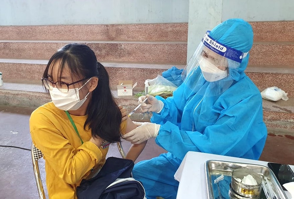 Học sinh lớp 12 ở Nghệ An bắt đầu được tiêm vắc xin Covid-19 - Ảnh 5.
