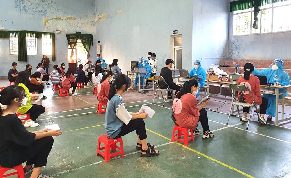 Học sinh lớp 12 ở Nghệ An bắt đầu được tiêm vắc xin Covid-19 - Ảnh 1.