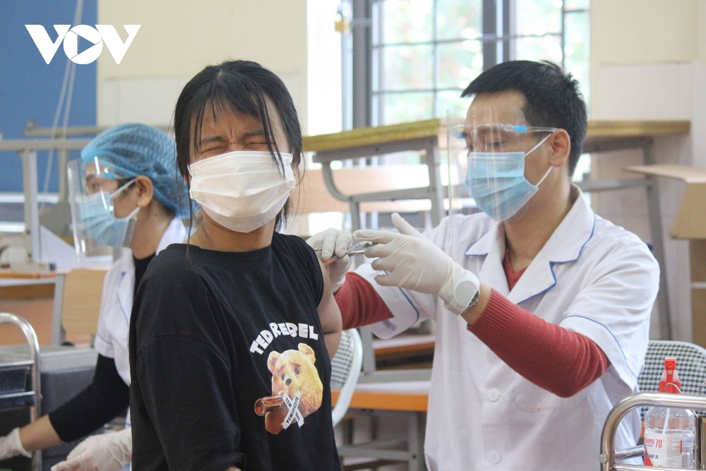 Hôm nay, hàng ngàn học sinh lớp 9 tại Hà Nội được tiêm vaccine Covid-19  - Ảnh 16.