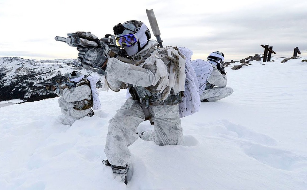 Mãn nhãn cảnh Hải quân đánh bộ Nga luyện bắn súng giữa trời băng giá