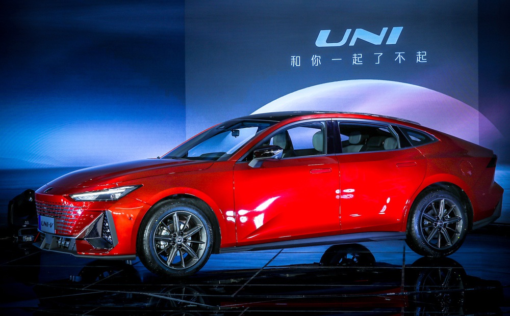 Mẫu sedan Trung Quốc ngập công nghệ lộ diện sang chảnh khiến Honda Civic "thất kinh"