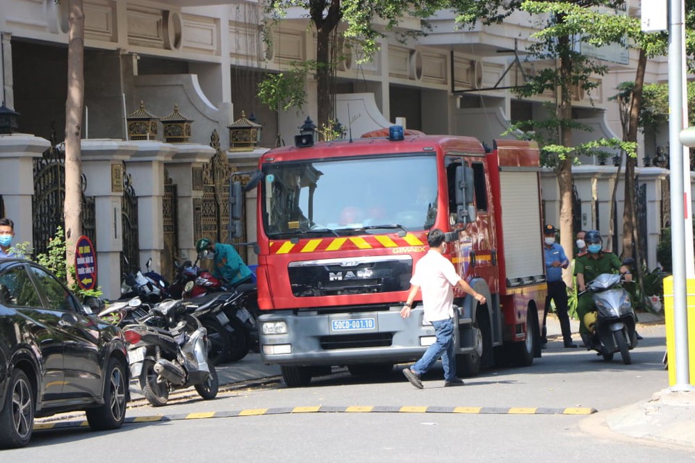 Kho thiết bị nằm sát vách ngân hàng cháy dữ dội, nhiều người hoảng loạn tháo chạy - Ảnh 2.