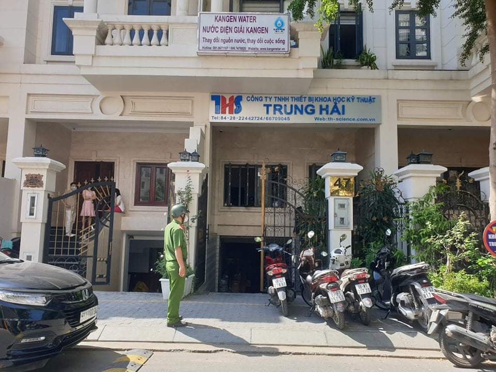 Kho thiết bị nằm sát vách ngân hàng cháy dữ dội, nhiều người hoảng loạn tháo chạy - Ảnh 4.