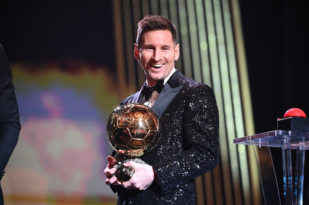Ronaldo gây tranh cãi lớn khi ủng hộ bài viết gọi QBV của Messi là màn ăn cắp dơ bẩn - Ảnh 1. Ronaldo gây tranh cãi lớn khi ủng hộ bài viết gọi QBV của Messi là màn ăn cắp dơ bẩn - Ảnh 1.