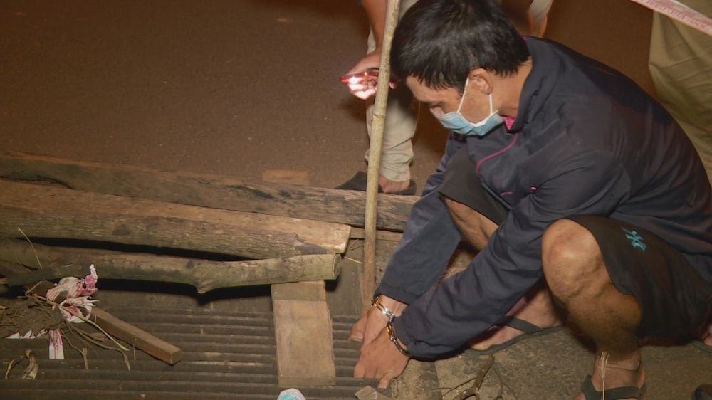 Người đàn ông trộm hàng loạt tấm lưới sắt nắp cống thoát nước để lấy tiền mua ma túy - Ảnh 1.