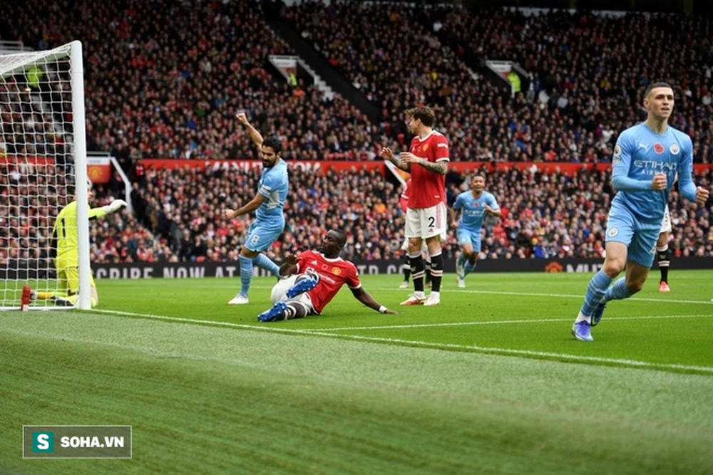 Nhận đòn trừng phạt đau đớn trên Old Trafford, Man United cúi mặt trước đại kình địch - Ảnh 1.