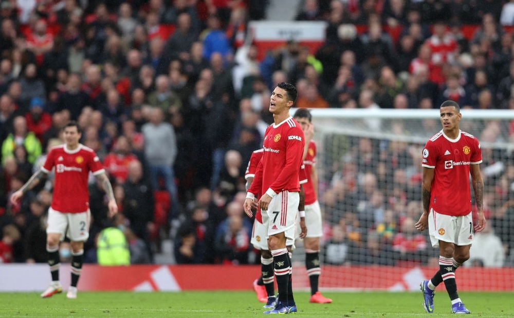Nhận "đòn trừng phạt" đ a u đ ớ n trên Old Trafford, Man United cúi mặt trước đại kình địch