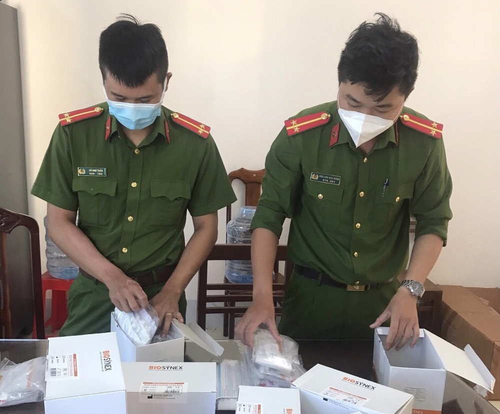 Phát hiện 2 phụ nữ bán hàng trăm bộ kit test Covid-19 không có hóa đơn, chứng từ - Ảnh 1.
