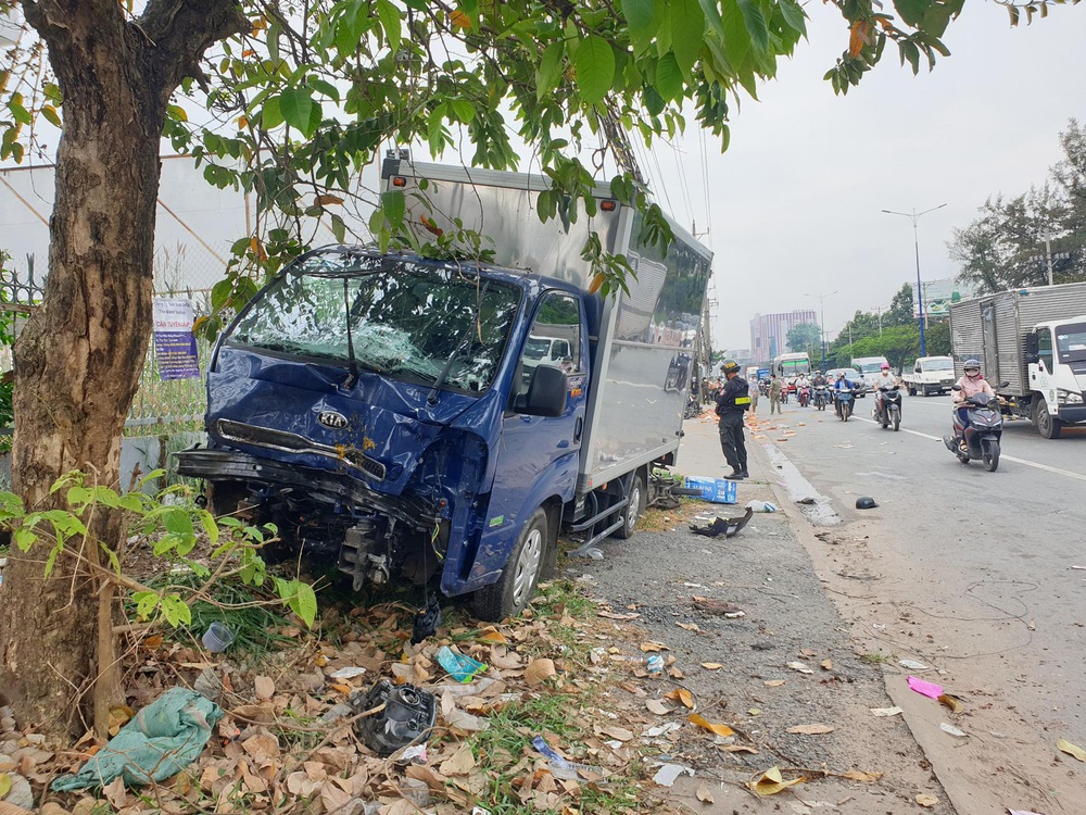 Xe tải điên tông nhiều xe máy trên Quốc lộ 13, 3 người bị thương nặng - Ảnh 7.